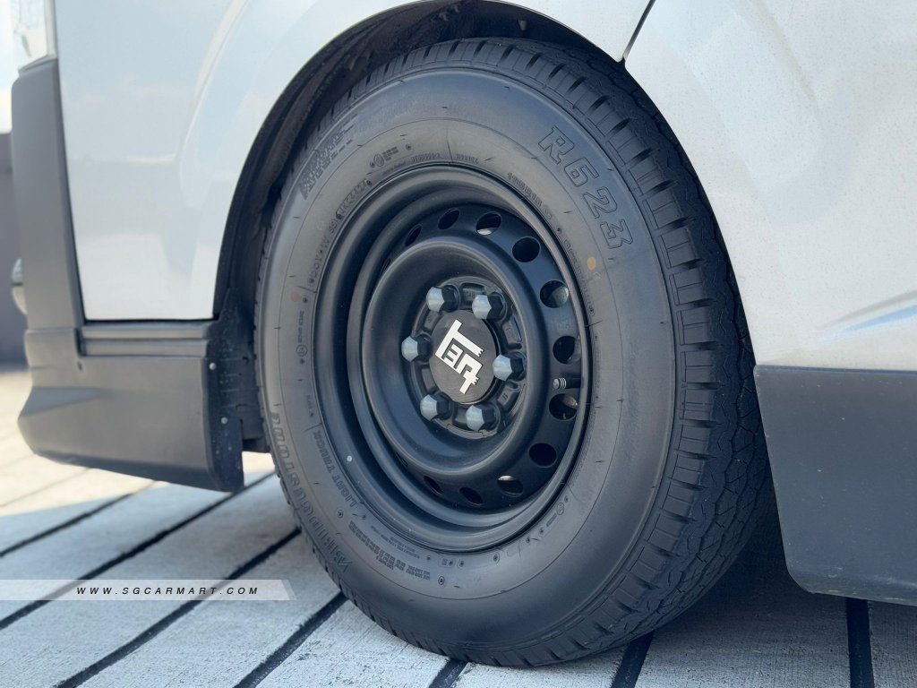 BMW 5 Series 523i Highline - Side Front