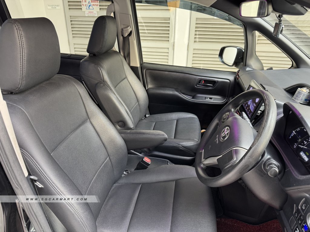 Toyota Noah Hybrid 1.8A X