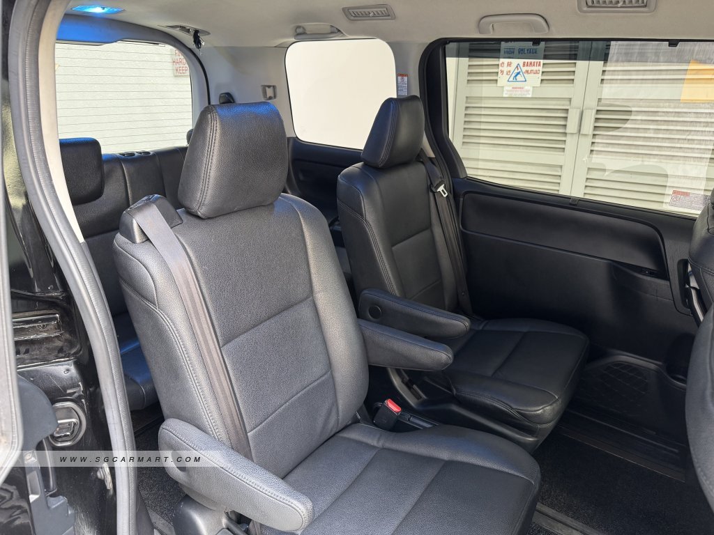 Toyota Noah Hybrid 1.8A X