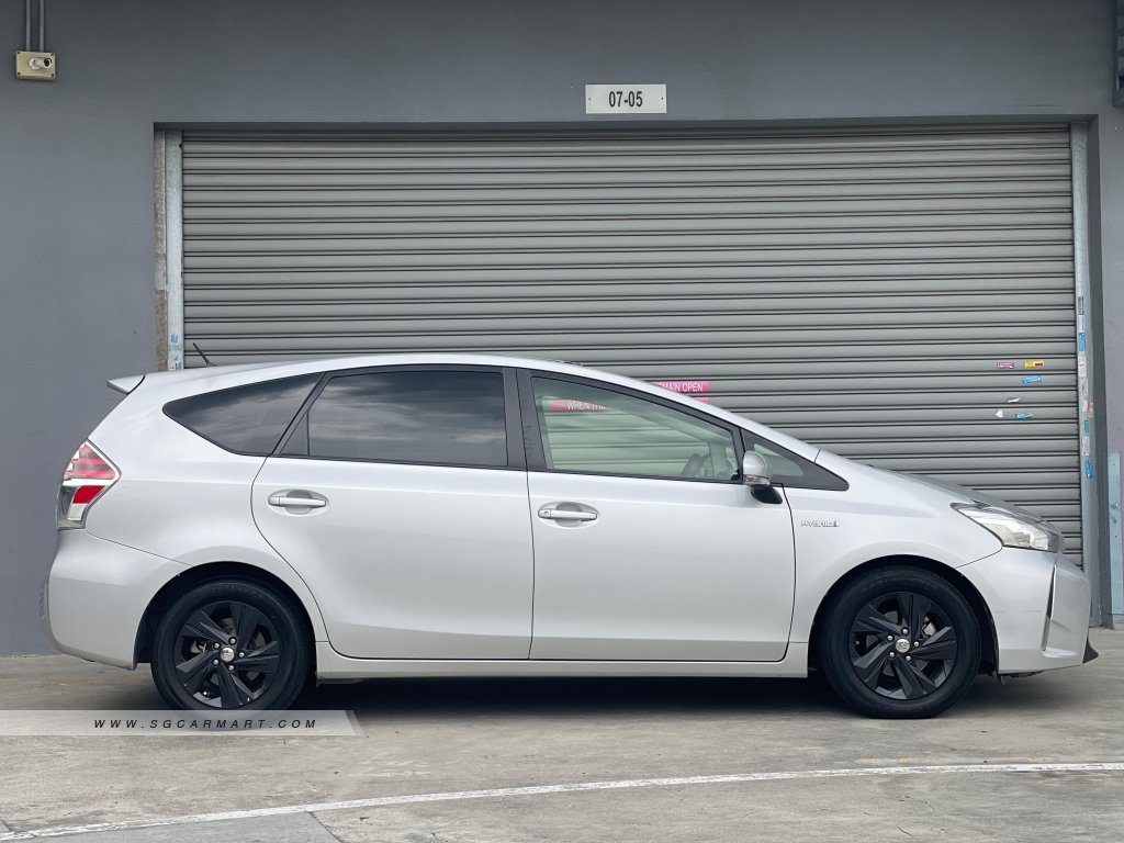 Toyota Prius Alpha Hybrid 1.8A S