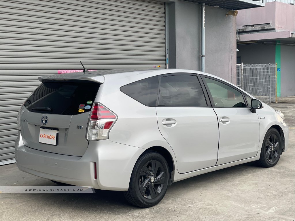 Toyota Prius Alpha Hybrid 1.8A S