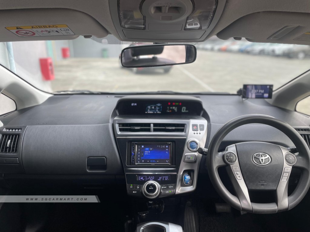 Toyota Prius Alpha Hybrid 1.8A S
