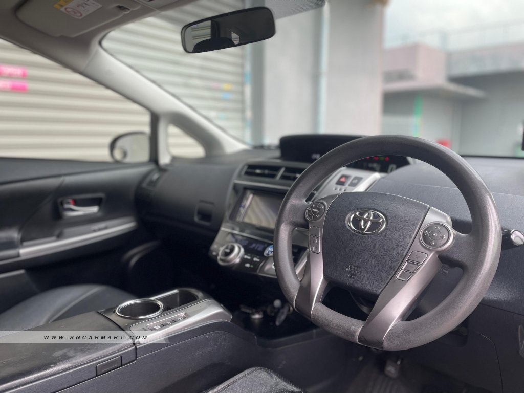 Toyota Prius Alpha Hybrid 1.8A S