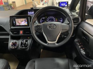 Toyota Noah Hybrid 1.8A X