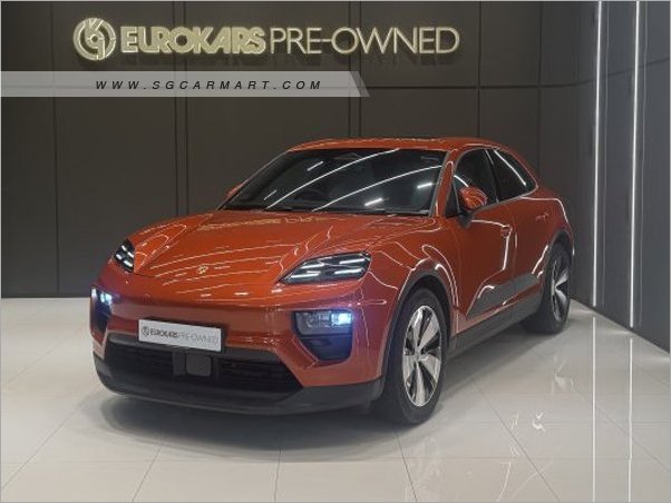 Porsche Macan 4 Electric Sunroof