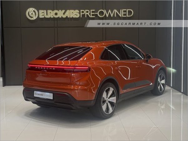 Porsche Macan 4 Electric Sunroof