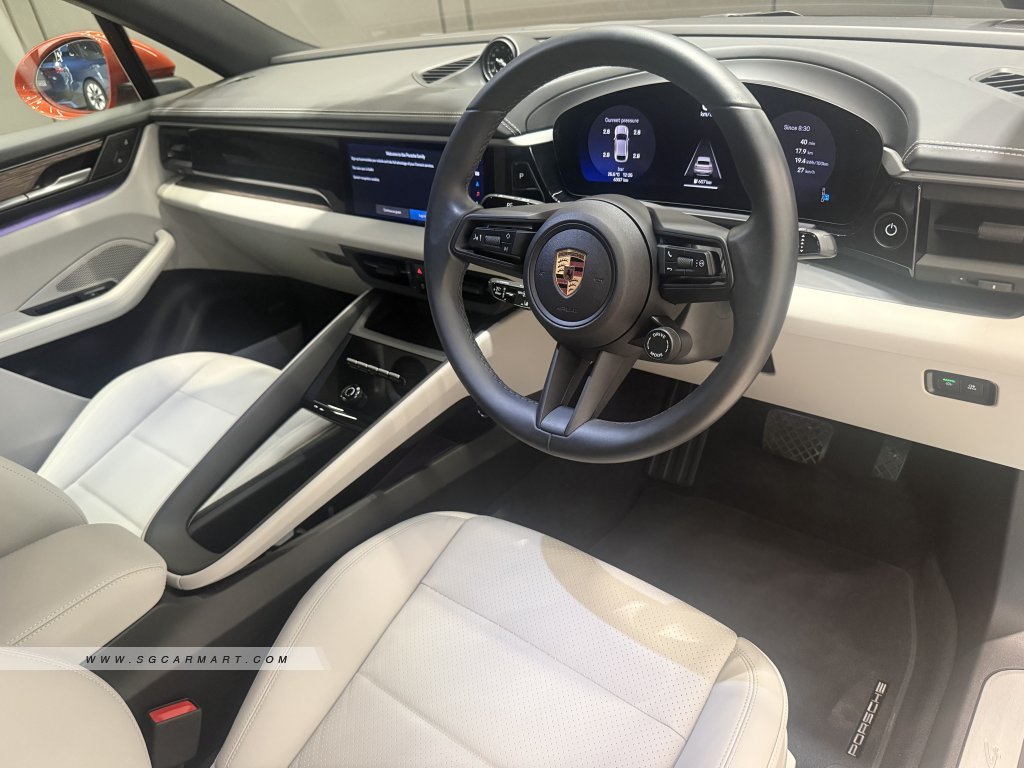 Porsche Macan 4 Electric Sunroof