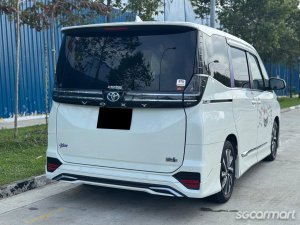 Toyota Voxy Hybrid 1.8A SZ