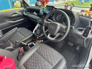 Toyota Voxy Hybrid 1.8A SZ