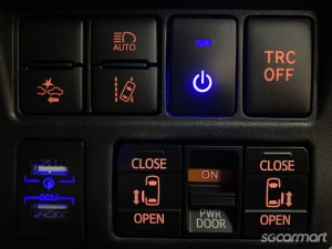 Toyota Noah Hybrid 1.8A X