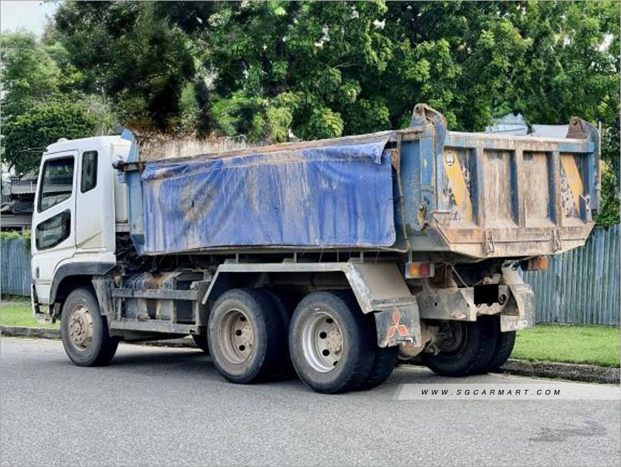 Mitsubishi Fuso photo 3