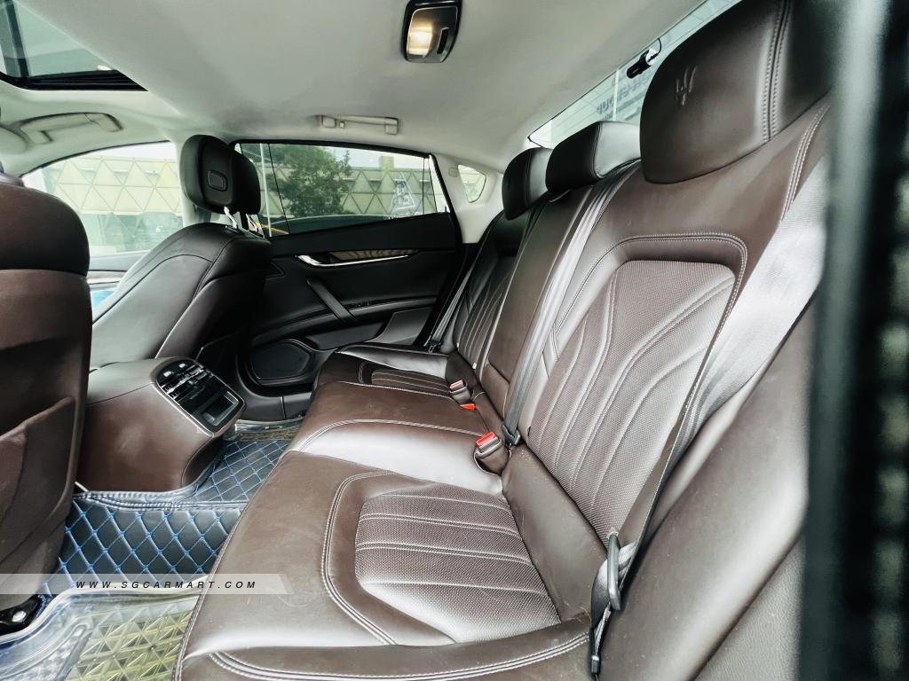 BMW 5 Series 523i Highline - Side Front
