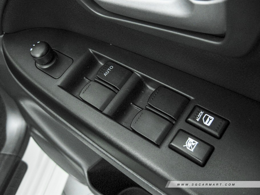 https://i.i-sgcm.com/new_cars/cars/10488/10488_g38