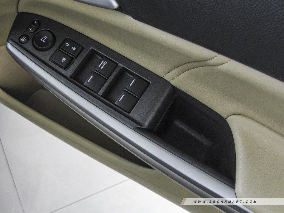 https://i.i-sgcm.com/new_cars/cars/10509/10509_g15