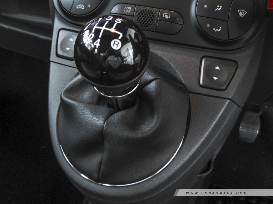 https://i.i-sgcm.com/new_cars/cars/10512/10512_g13