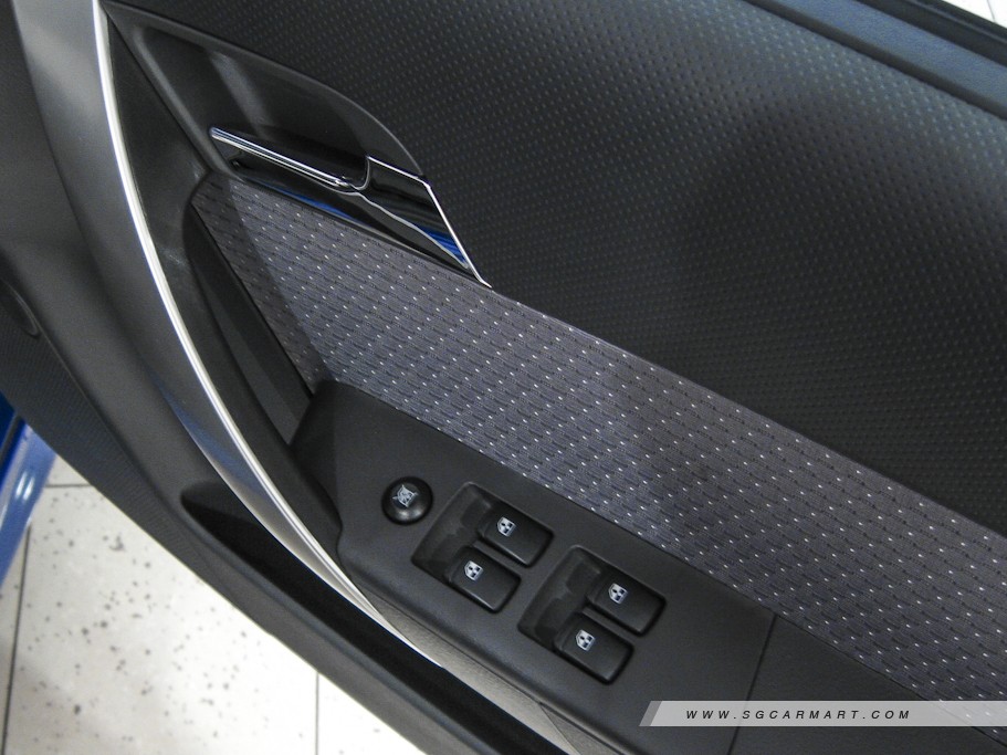 https://i.i-sgcm.com/new_cars/cars/10555/10555_g11