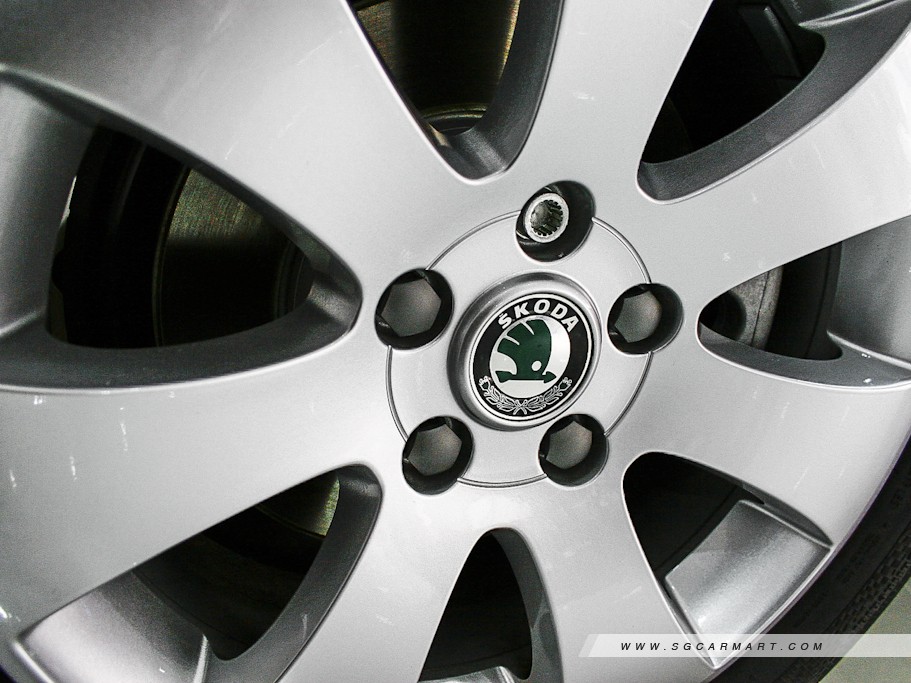 https://i.i-sgcm.com/new_cars/cars/10697/10697_g33