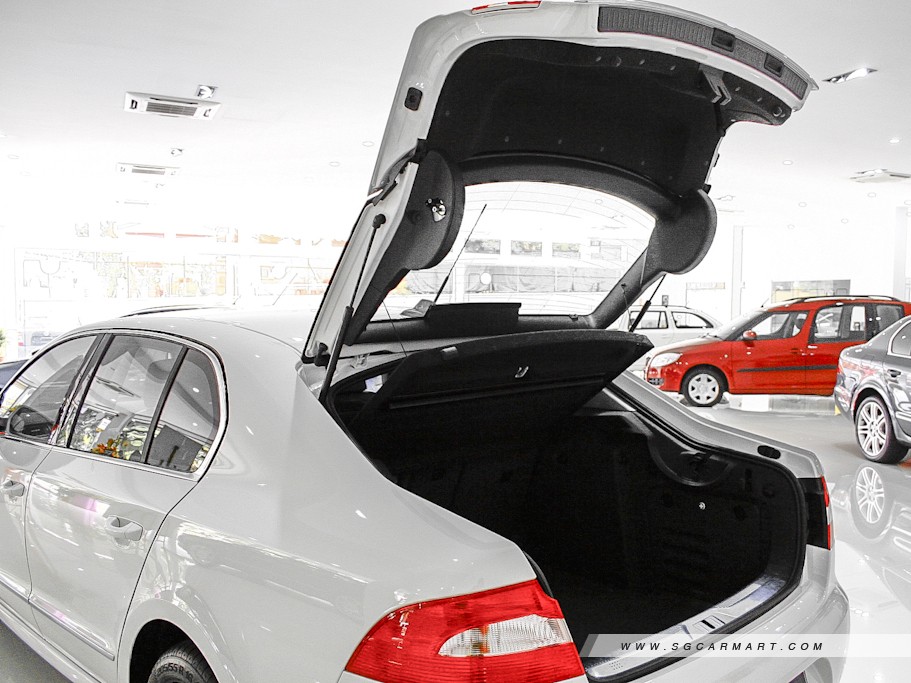 https://i.i-sgcm.com/new_cars/cars/10697/10697_g37