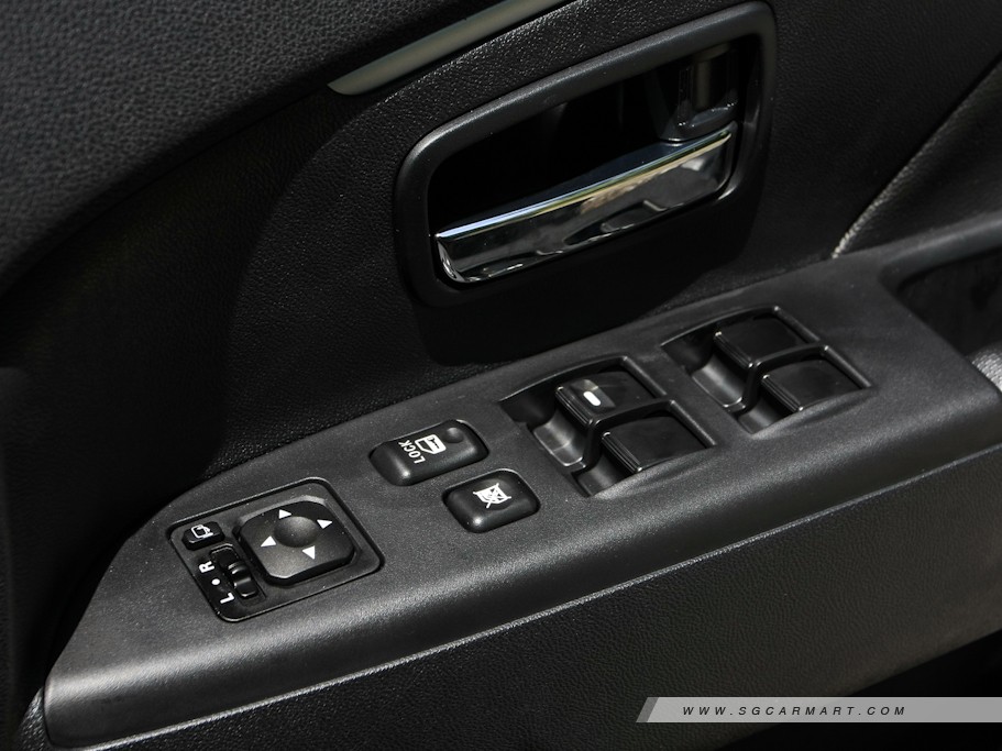 https://i.i-sgcm.com/new_cars/cars/10844/10844_g17