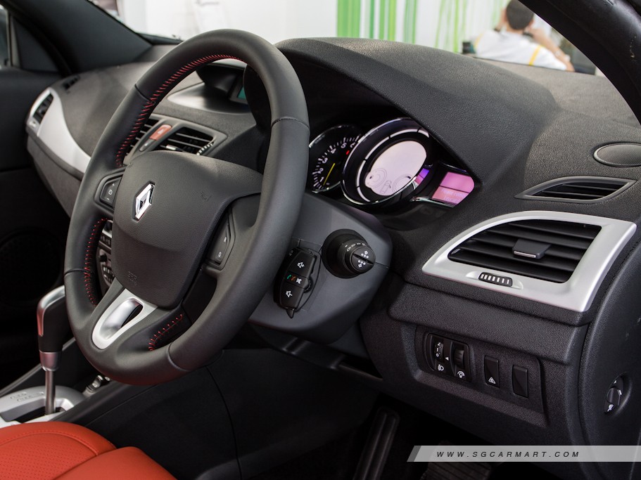 https://i.i-sgcm.com/new_cars/cars/10976/10976_g15