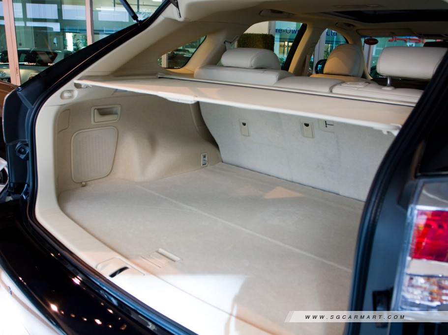https://i.i-sgcm.com/new_cars/cars/11212/11212_g12