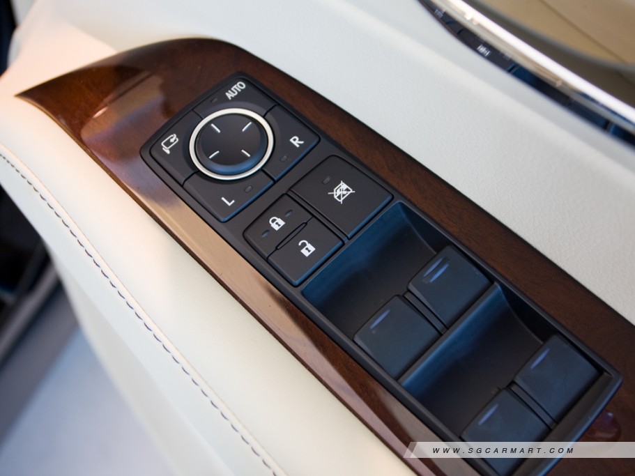 https://i.i-sgcm.com/new_cars/cars/11212/11212_g19