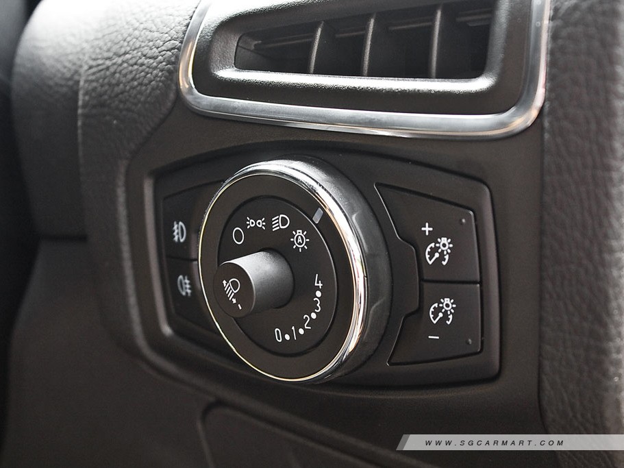 https://i.i-sgcm.com/new_cars/cars/11233/11233_g24