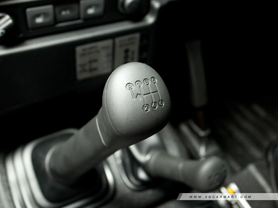 https://i.i-sgcm.com/new_cars/cars/11374/11374_g22