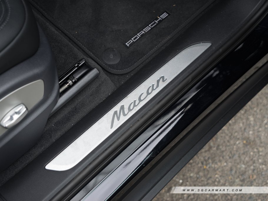 https://i.i-sgcm.com/new_cars/cars/11555/11555_g16