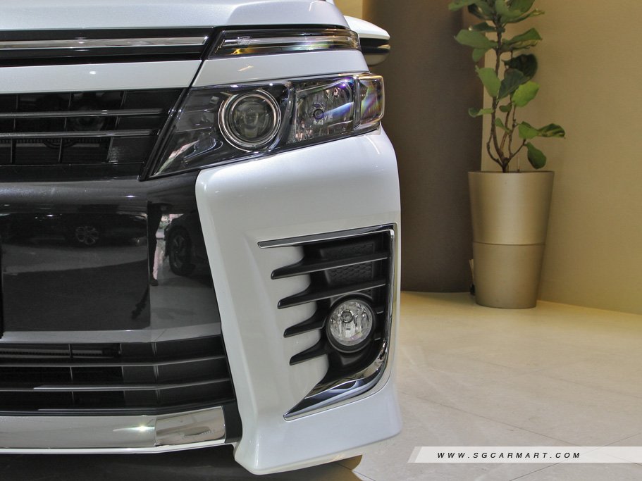 Toyota Voxy 2.0 ZS 10