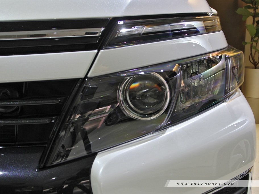 Toyota Voxy 2.0 ZS 11