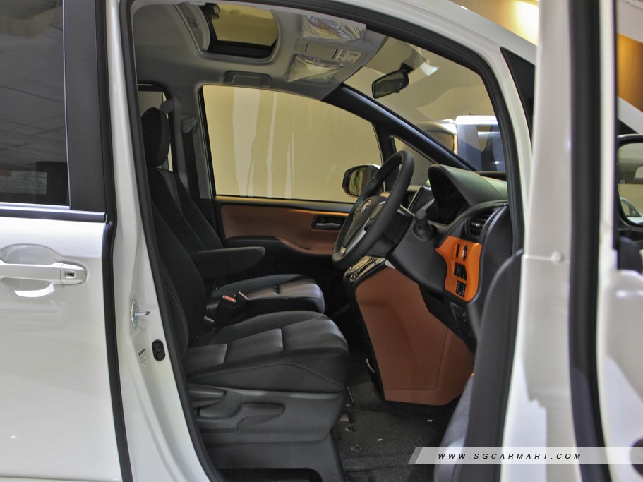 Toyota Voxy 2.0 ZS 13