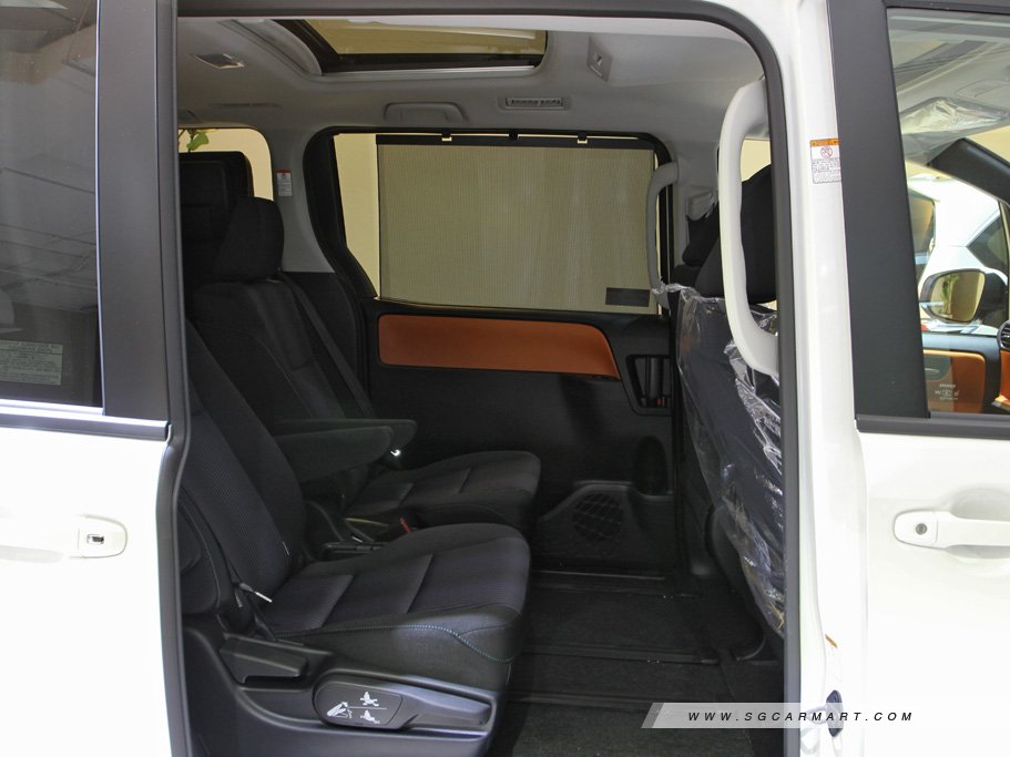 Toyota Voxy 2.0 ZS 14