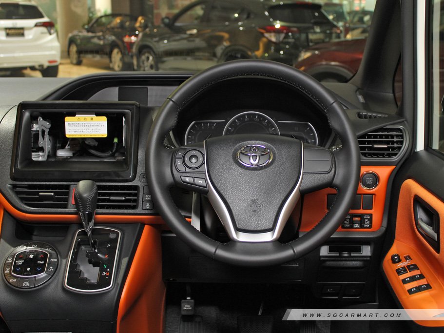 Toyota Voxy 2.0 ZS 16