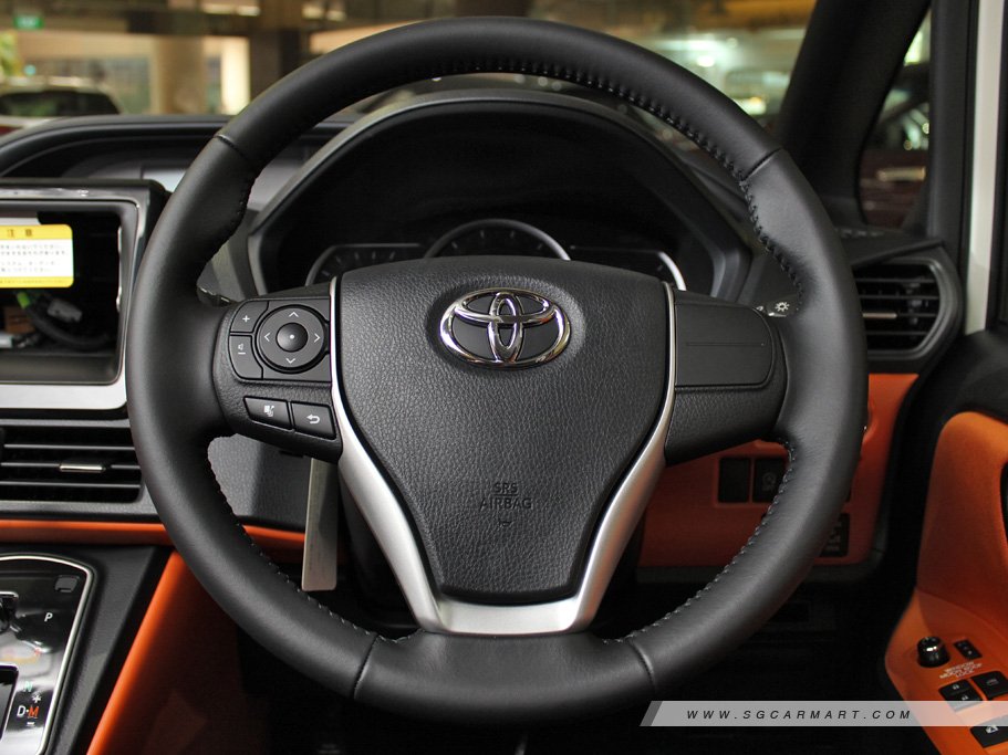Toyota Voxy 2.0 ZS 17