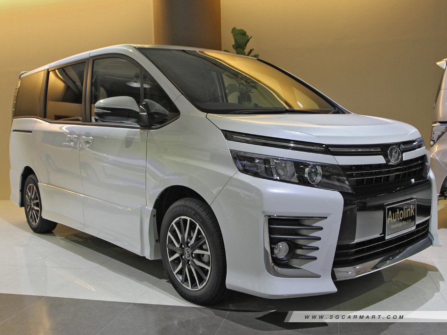 Toyota Voxy 2.0 ZS 1