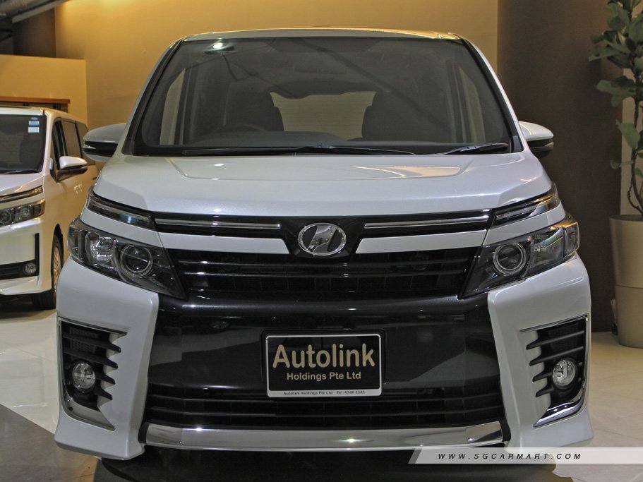 Toyota Voxy 2.0 ZS 2