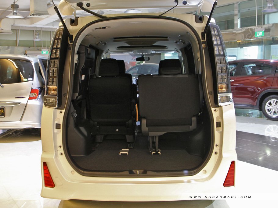 Toyota Voxy 2.0 ZS 31
