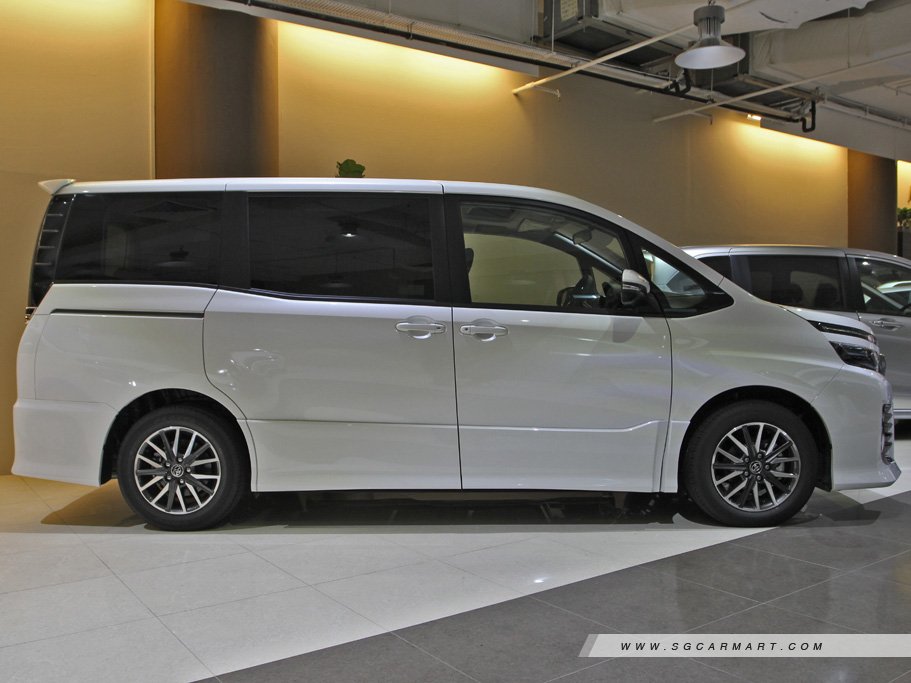Toyota Voxy 2.0 ZS 3
