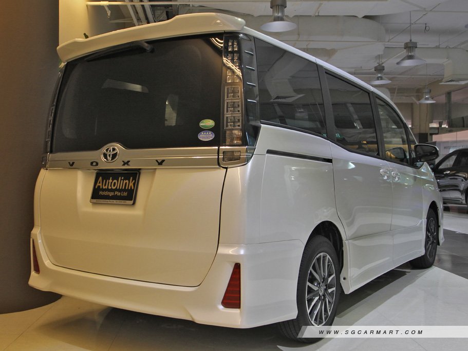 Toyota Voxy 2.0 ZS 4