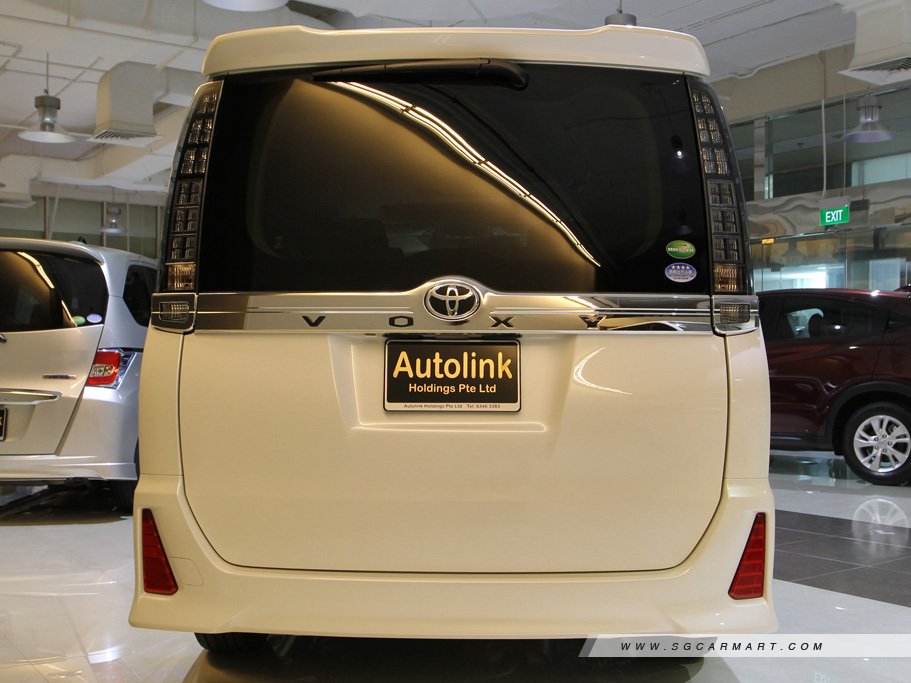 Toyota Voxy 2.0 ZS 5