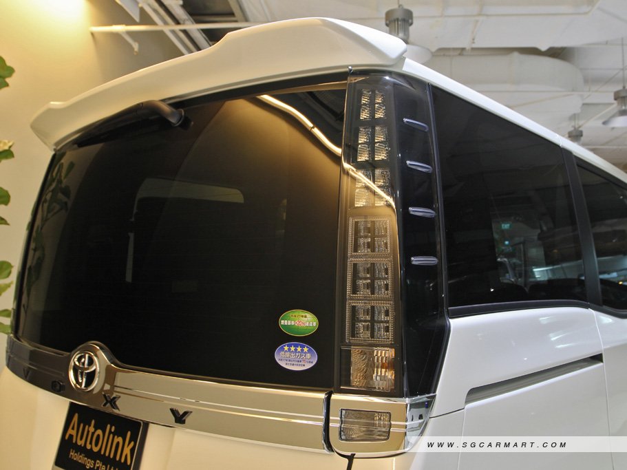 Toyota Voxy 2.0 ZS 6