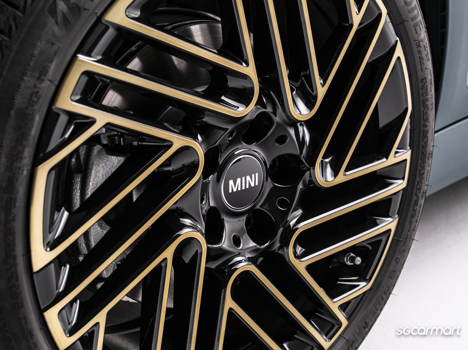 https://i.i-sgcm.com/new_cars/cars/11739/11739_g126