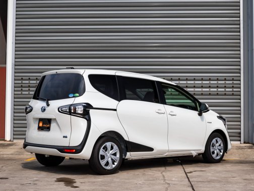 Toyota sienta hybrid g