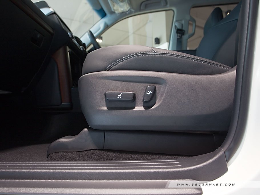 https://i.i-sgcm.com/new_cars/cars/11792/11792_g26