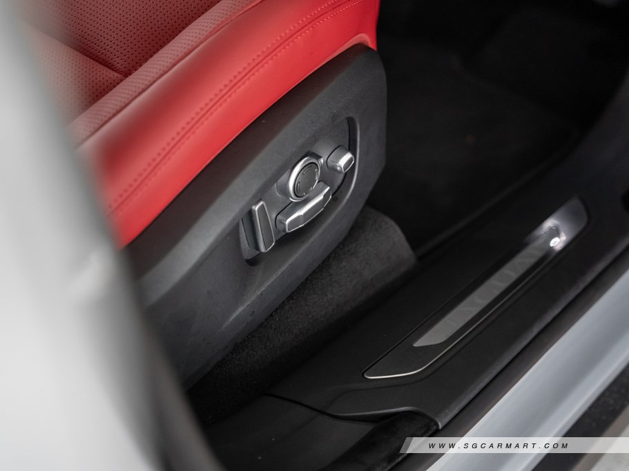 https://i.i-sgcm.com/new_cars/cars/11879/11879_g164