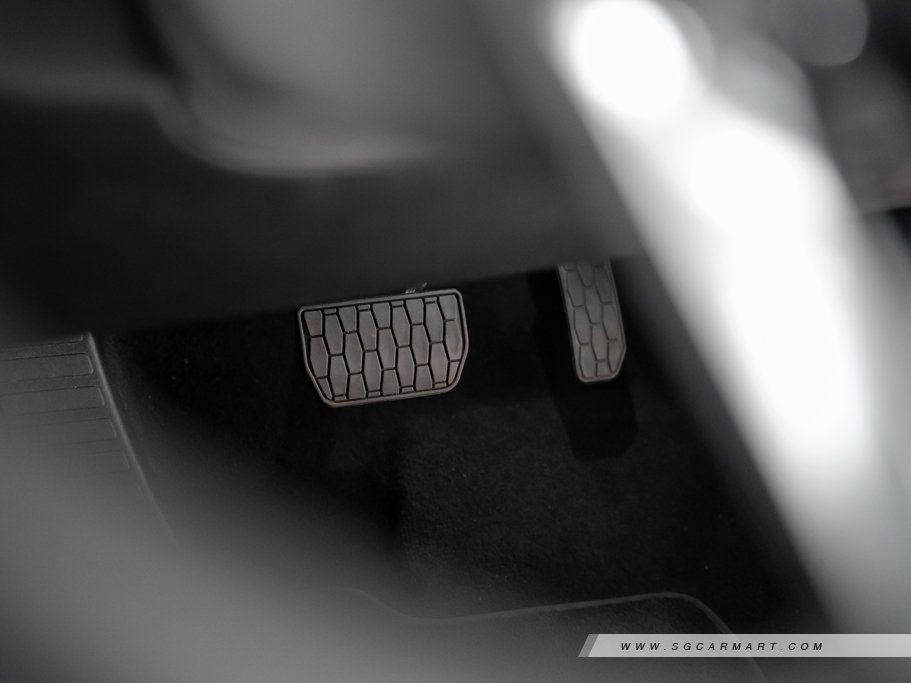 https://i.i-sgcm.com/new_cars/cars/11879/11879_g165