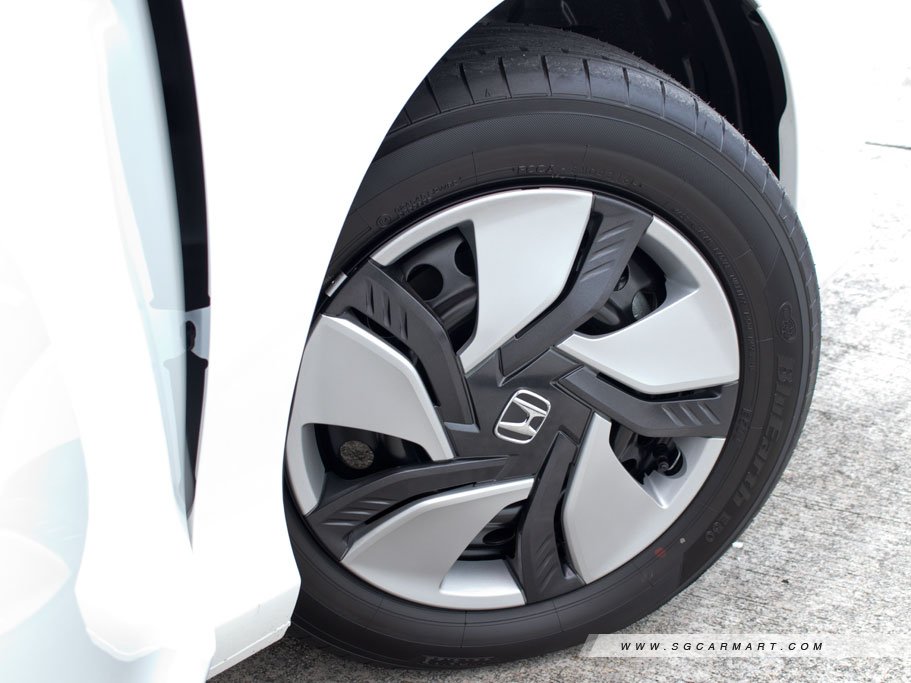Honda Grace Hybrid 1.5 DX 6