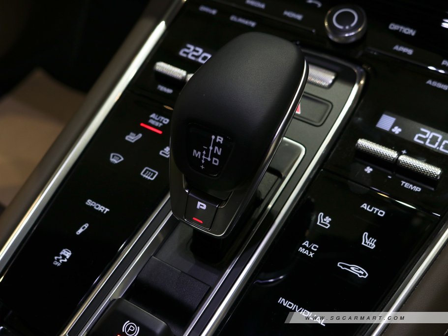 https://i.i-sgcm.com/new_cars/cars/12012/12012_g77