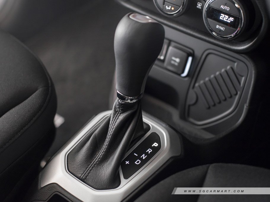 https://i.i-sgcm.com/new_cars/cars/12081/12081_g25